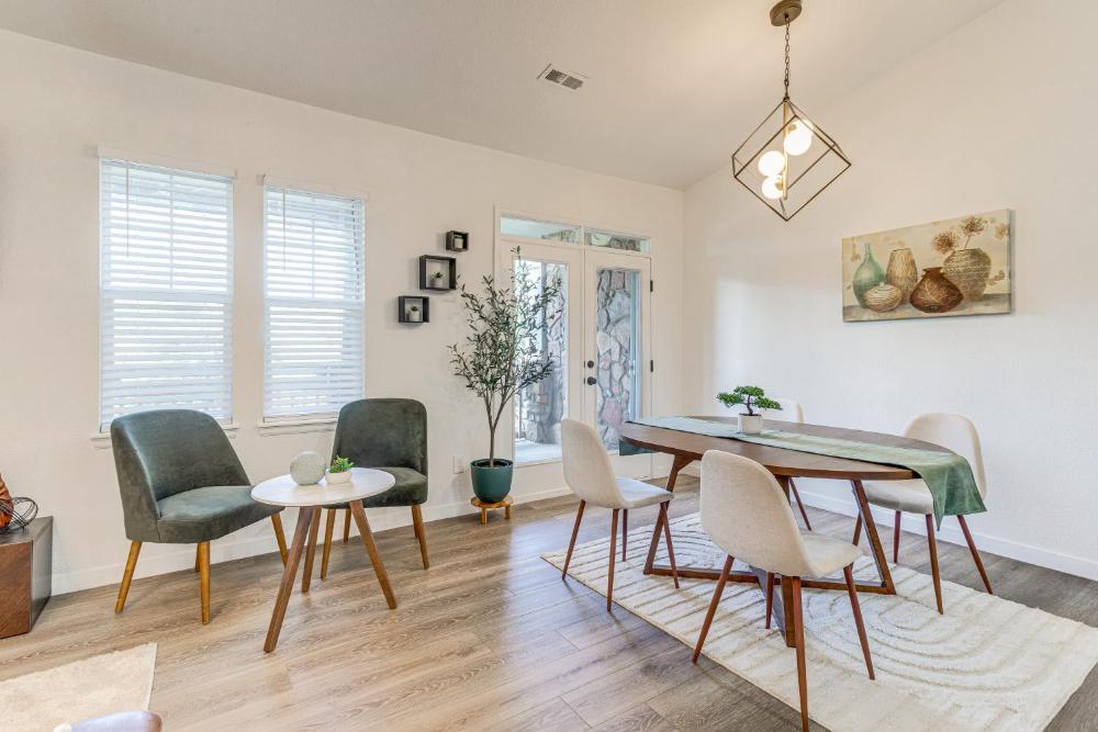 Seasonal Pool, Balcony Quiet and Cozy Aurora Condo!